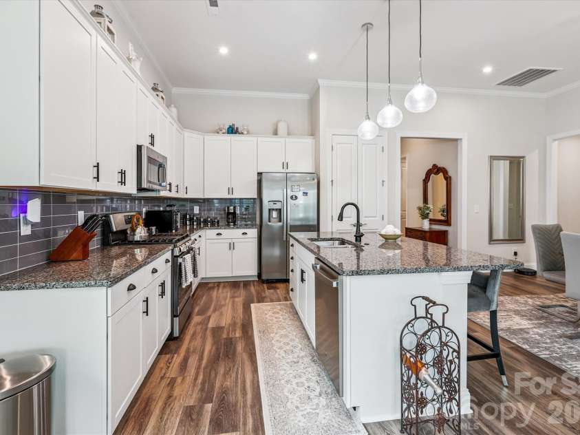 10400 Superb Lane, Charlotte, NC 28215.  MLS# CAR4358208, YatesRealty ID 16470. 