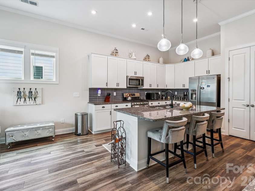 10400 Superb Lane, Charlotte, NC 28215.  MLS# CAR4358208, YatesRealty ID 16470. 