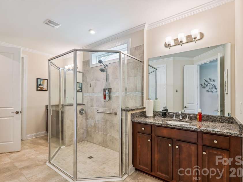 10400 Superb Lane, Charlotte, NC 28215.  MLS# CAR4358208, YatesRealty ID 16470. 