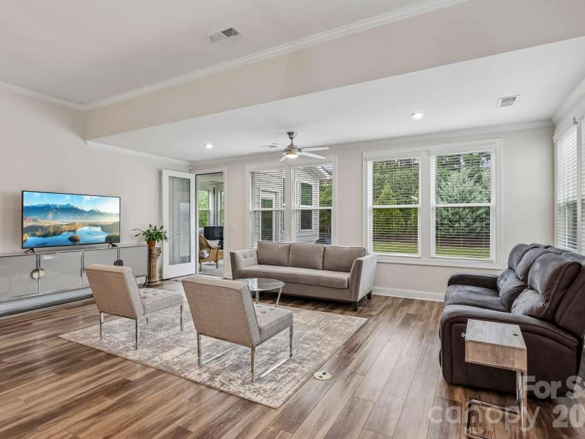 10400 Superb Lane, Charlotte, NC 28215.  MLS# CAR4428108, YatesRealty ID 16470. 