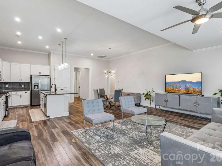 10400 Superb Lane, Charlotte, NC 28215.  MLS# CAR4428108, YatesRealty ID 16470. 