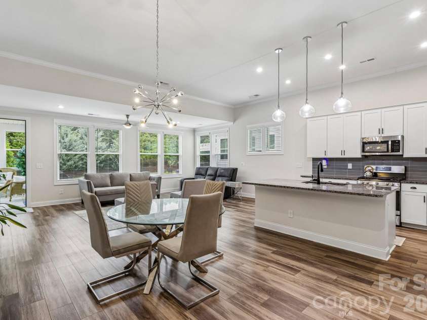 10400 Superb Lane, Charlotte, NC 28215.  MLS# CAR4428108, YatesRealty ID 16470. 