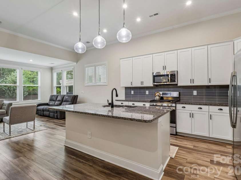 10400 Superb Lane, Charlotte, NC 28215.  MLS# CAR4428108, YatesRealty ID 16470. 