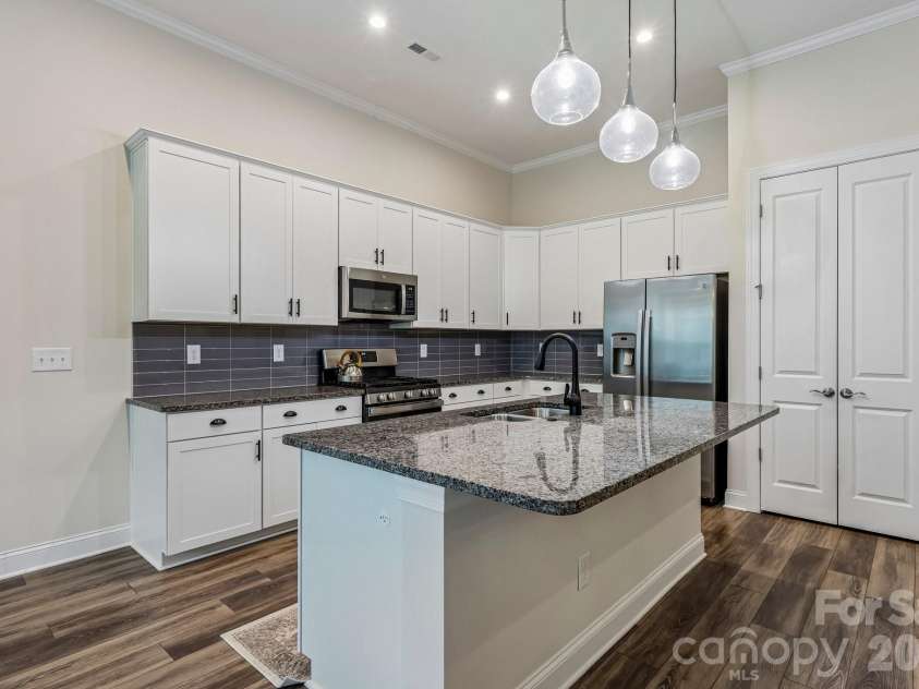 10400 Superb Lane, Charlotte, NC 28215.  MLS# CAR4428108, YatesRealty ID 16470. 