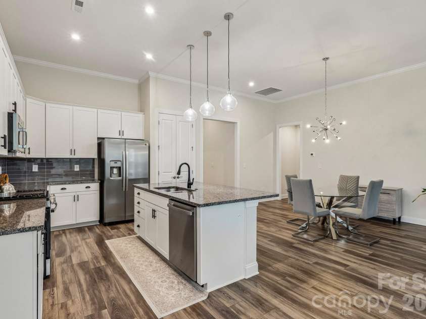 10400 Superb Lane, Charlotte, NC 28215.  MLS# CAR4428108, YatesRealty ID 16470. 