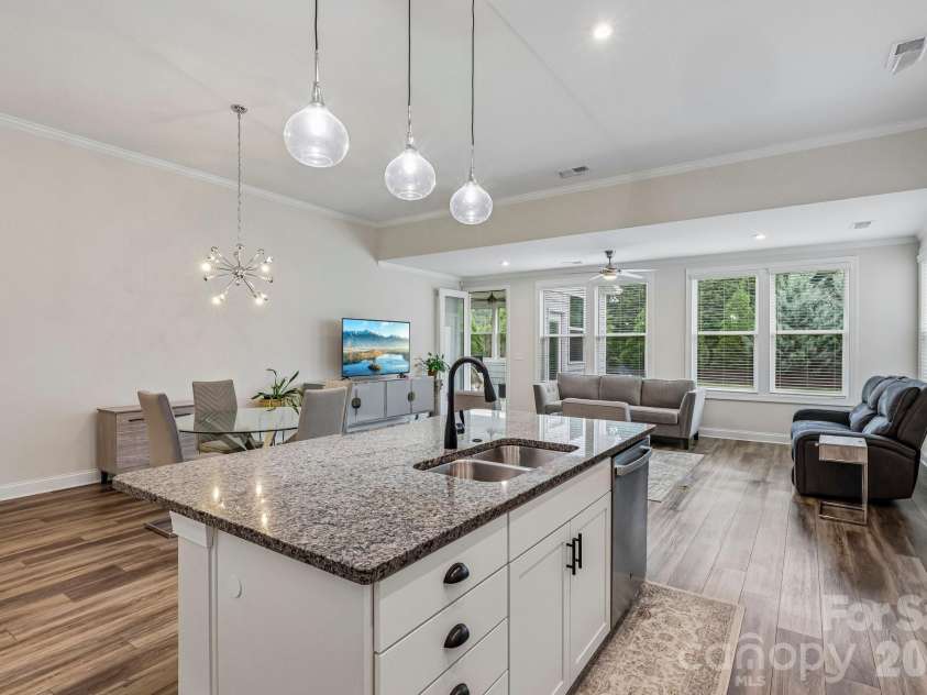 10400 Superb Lane, Charlotte, NC 28215.  MLS# CAR4428108, YatesRealty ID 16470. 