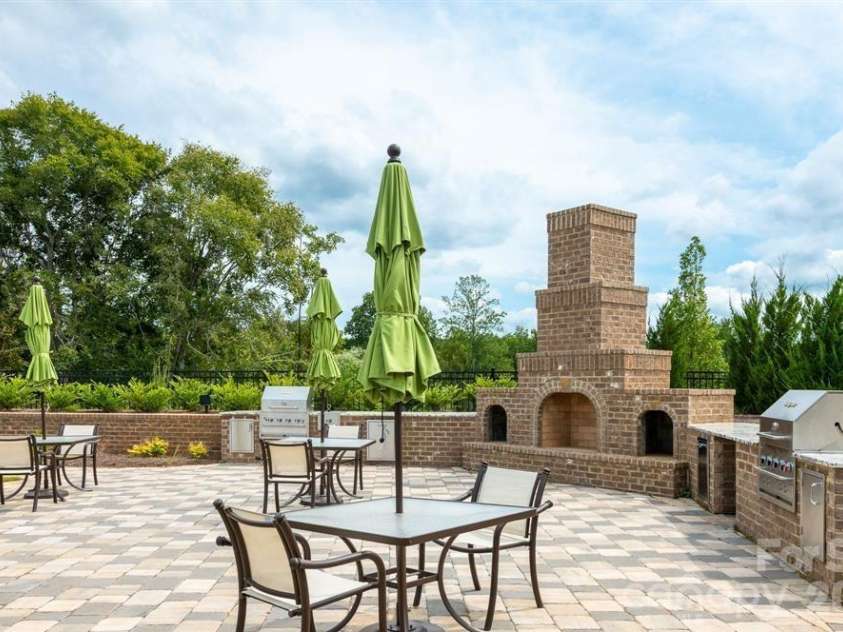 10400 Superb Lane, Charlotte, NC 28215.  MLS# CAR4428108, YatesRealty ID 16470. 