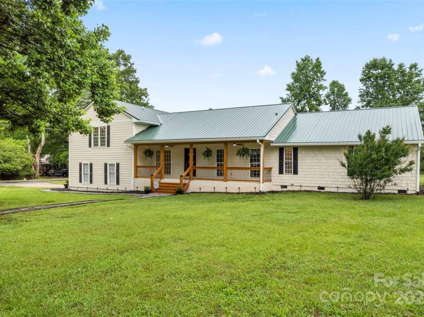 105 Pelican Court, Mooresville, NC 28117.  MLS# CAR4290377, YatesRealty ID 16473. 