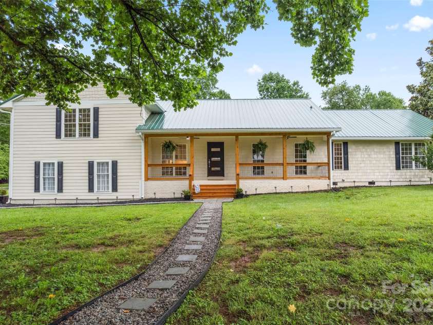 105 Pelican Court, Mooresville, NC 28117.  MLS# CAR4290377, YatesRealty ID 16473. 