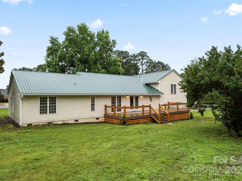 105 Pelican Court, Mooresville, NC 28117.  MLS# CAR4290377, YatesRealty ID 16473. 