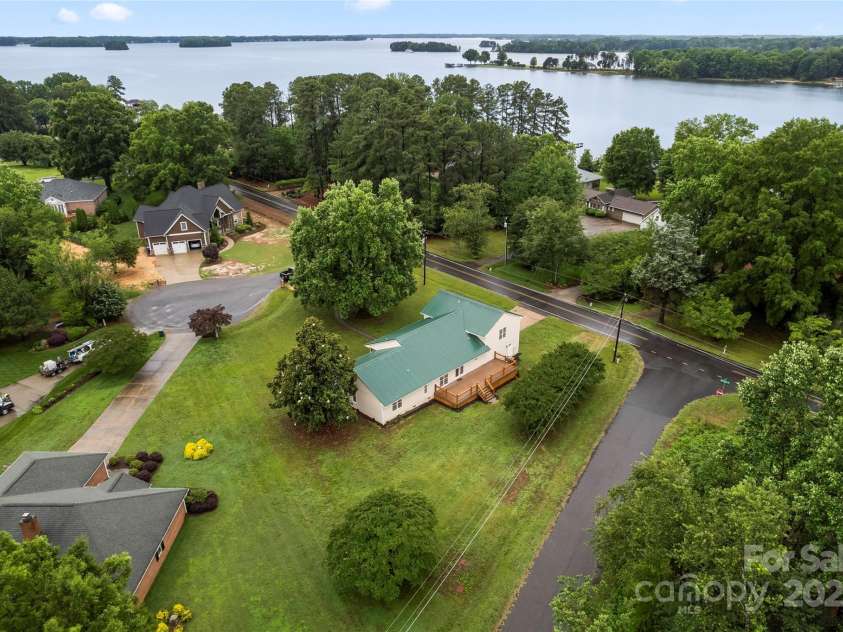 105 Pelican Court, Mooresville, NC 28117.  MLS# CAR4290377, YatesRealty ID 16473. 