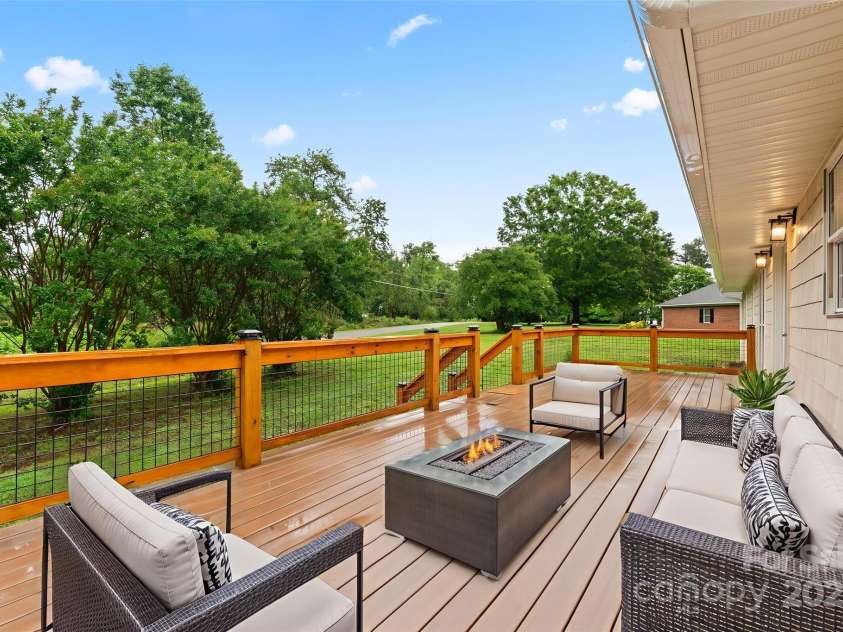 105 Pelican Court, Mooresville, NC 28117.  MLS# CAR4290377, YatesRealty ID 16473. 