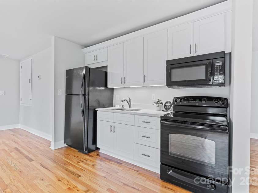 105 Pelican Court, Mooresville, NC 28117.  MLS# CAR4290377, YatesRealty ID 16473. Full kitchen