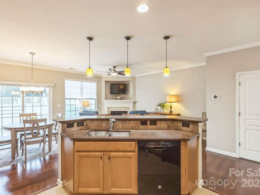 8009 Whitehawk Hill Road, Waxhaw, NC 28173.  MLS# CAR4232872, YatesRealty ID 16475. Island/breakfast bar —ideal for everyday living.