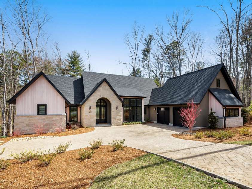 205 Kelmscott Lane, Asheville, NC 28803.  MLS# CAR4232680, YatesRealty ID 16476. 