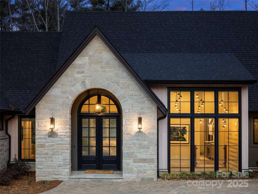 205 Kelmscott Lane, Asheville, NC 28803.  MLS# CAR4232680, YatesRealty ID 16476. 