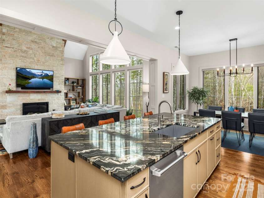 205 Kelmscott Lane, Asheville, NC 28803.  MLS# CAR4232680, YatesRealty ID 16476. 