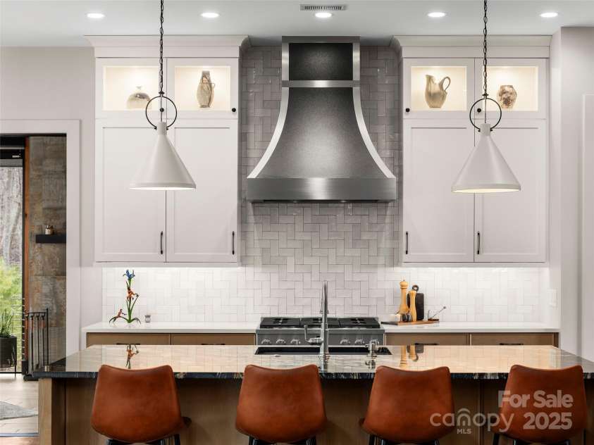 205 Kelmscott Lane, Asheville, NC 28803.  MLS# CAR4232680, YatesRealty ID 16476. 