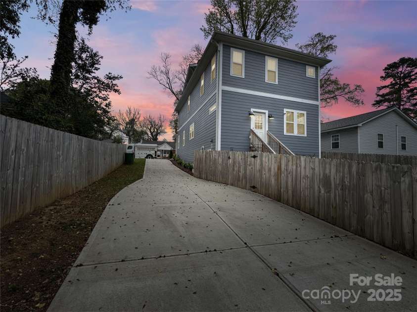 2315 Dundeen Street, Charlotte, NC 28216.  MLS# CAR4243951, YatesRealty ID 16477. 
