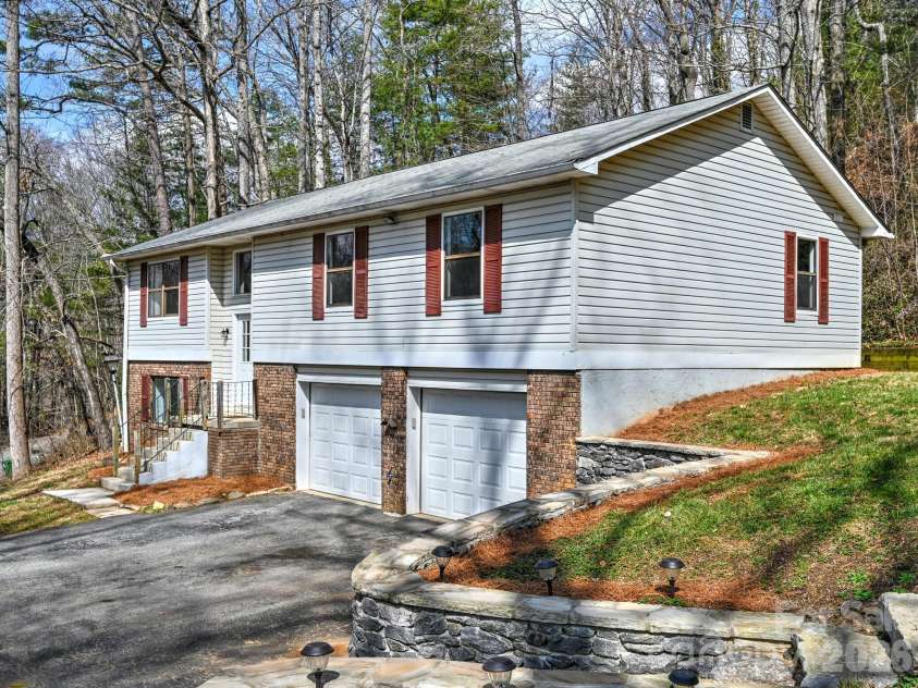 15 Forest Run Drive, Asheville, NC 28803.  MLS# CAR4355878, YatesRealty ID 16479. 