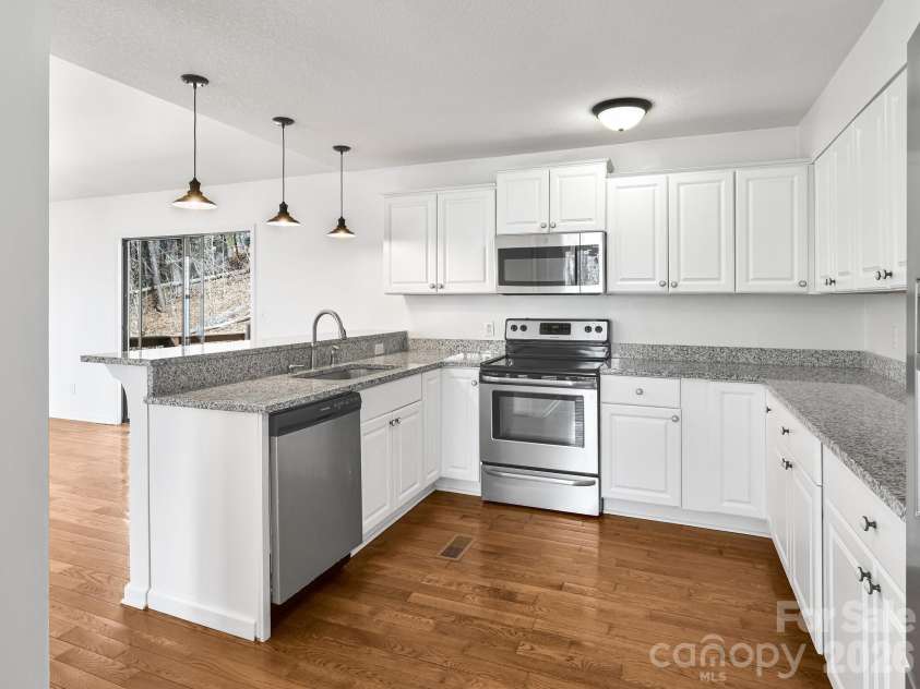 15 Forest Run Drive, Asheville, NC 28803.  MLS# CAR4355878, YatesRealty ID 16479. 