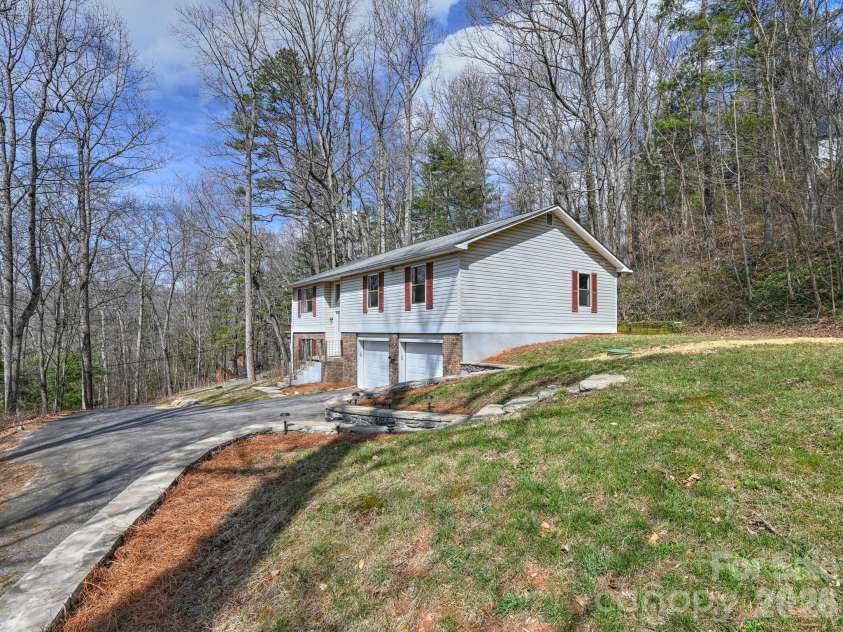 15 Forest Run Drive, Asheville, NC 28803.  MLS# CAR4355878, YatesRealty ID 16479. 