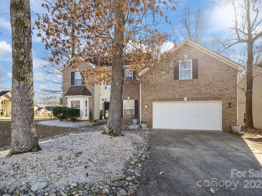 2426 Tory Oak Place, Matthews, NC 28105.  MLS# CAR4329901, YatesRealty ID 1648. 