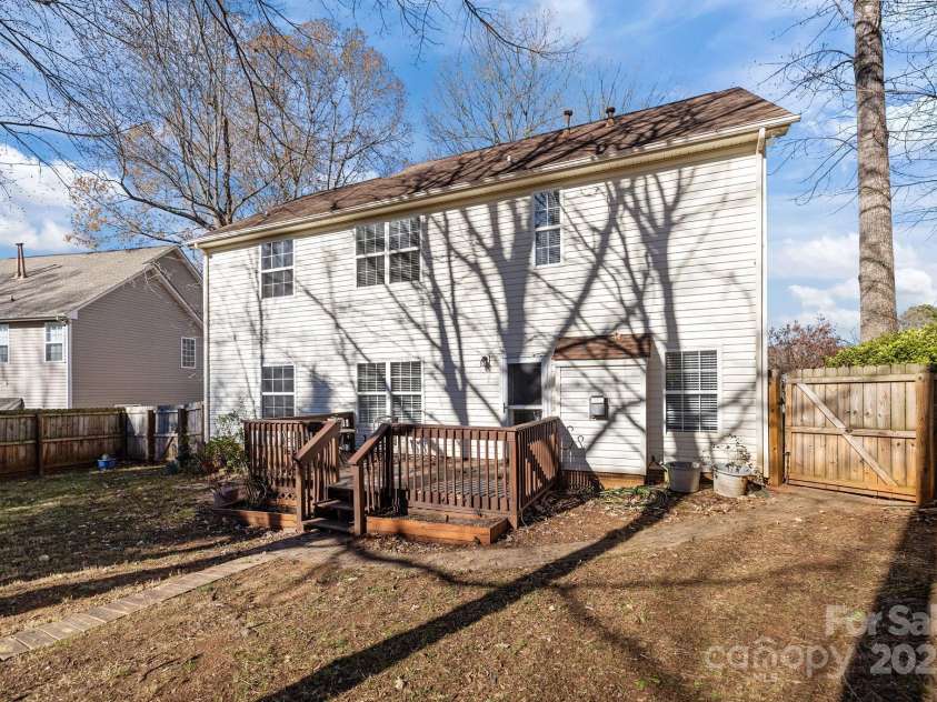 2426 Tory Oak Place, Matthews, NC 28105.  MLS# CAR4329901, YatesRealty ID 1648. 