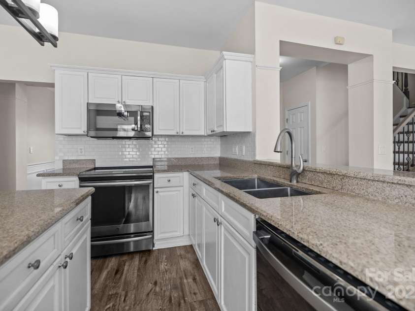 2426 Tory Oak Place, Matthews, NC 28105.  MLS# CAR4329901, YatesRealty ID 1648. Appliances Convey