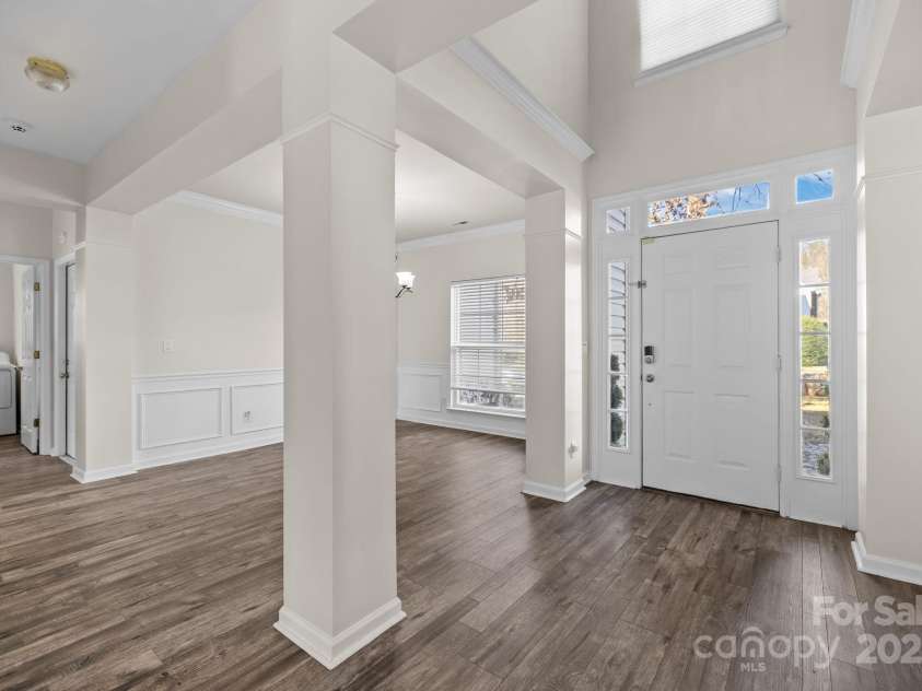 2426 Tory Oak Place, Matthews, NC 28105.  MLS# CAR4329901, YatesRealty ID 1648. Foyer