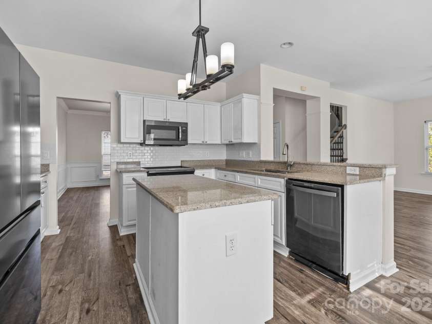 2426 Tory Oak Place, Matthews, NC 28105.  MLS# CAR4329901, YatesRealty ID 1648. Kitchen/Appliances Convey