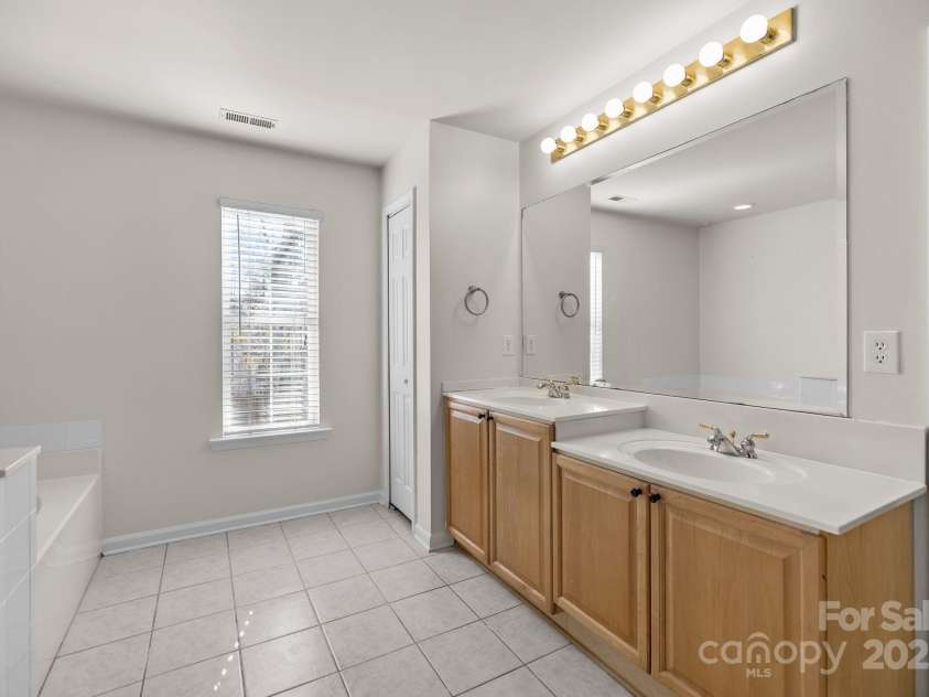2426 Tory Oak Place, Matthews, NC 28105.  MLS# CAR4329901, YatesRealty ID 1648. Primary Bathroom