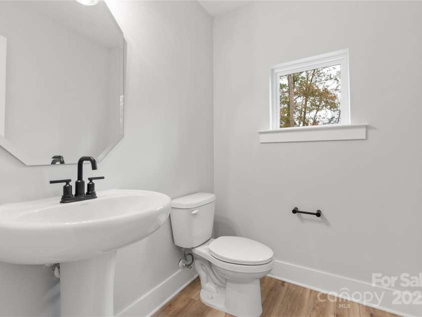 440 Nathaniel Way, Charlotte, NC 28213.  MLS# CAR4183144, YatesRealty ID 16482. Main Floor Powder Room