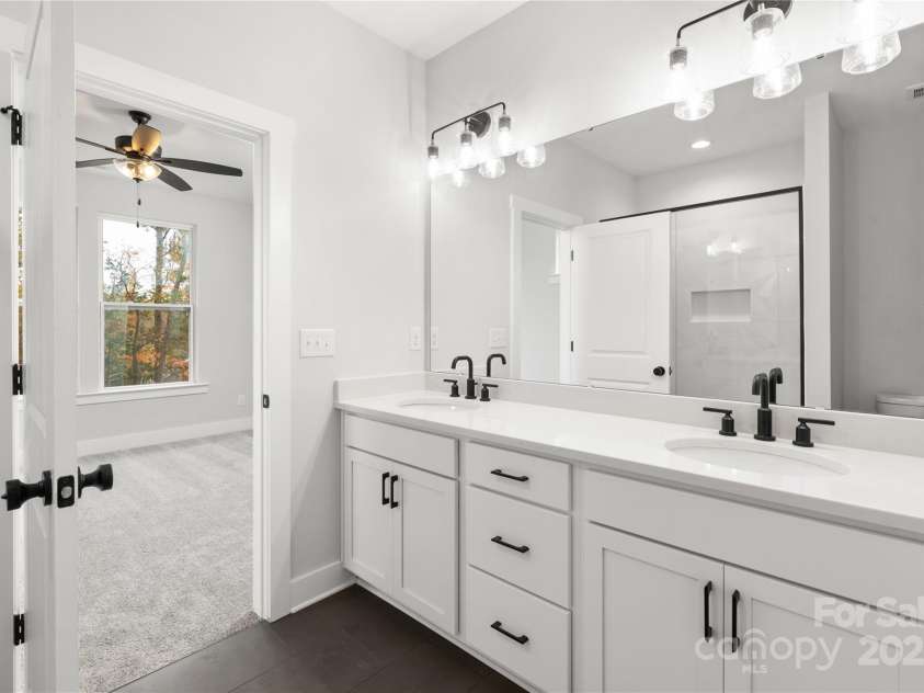 440 Nathaniel Way, Charlotte, NC 28213.  MLS# CAR4183144, YatesRealty ID 16482. Premier Bath