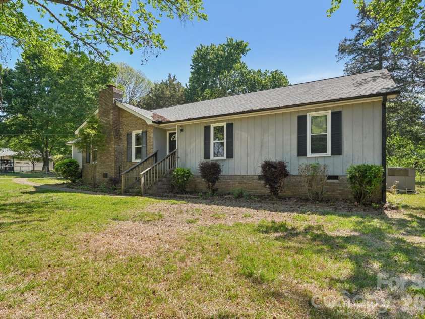 1011 Robin Lane, Rock Hill, SC 29730.  MLS# CAR4362509, YatesRealty ID 16483. 
