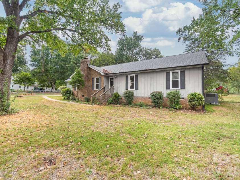 1011 Robin Lane, Rock Hill, SC 29730.  MLS# CAR4426360, YatesRealty ID 16483. 
