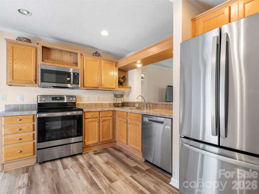 9 Sun Ridge Road, Asheville, NC 28806.  MLS# CAR4294387, YatesRealty ID 16484. Kitchen