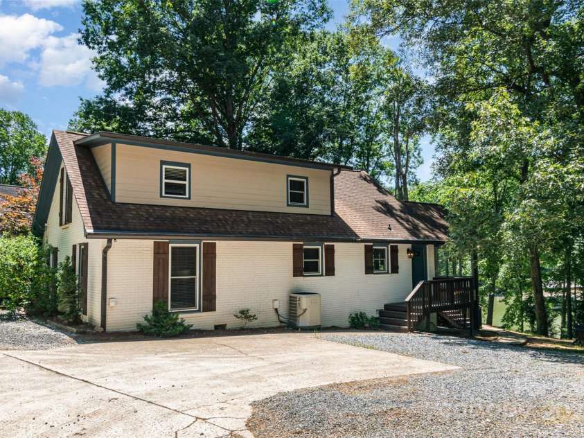 353 Whippoorwill Road, Mooresville, NC 28117.  MLS# CAR4275741, YatesRealty ID 16486. 