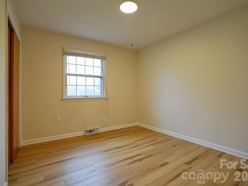 915 Woods Drive, Statesville, NC 28677.  MLS# CAR4366544, YatesRealty ID 16487. 