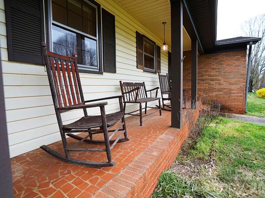 915 Woods Drive, Statesville, NC 28677.  MLS# CAR4366544, YatesRealty ID 16487. 