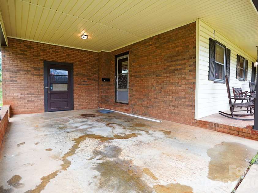 915 Woods Drive, Statesville, NC 28677.  MLS# CAR4366544, YatesRealty ID 16487. 
