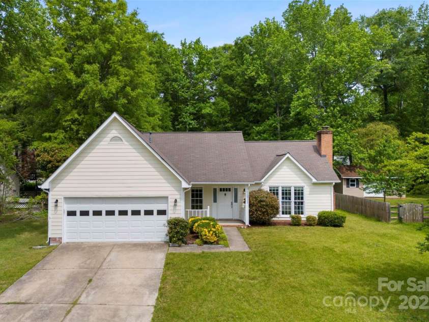 13324 Kintyre Court, Matthews, NC 28105.  MLS# CAR4247681, YatesRealty ID 16488. 