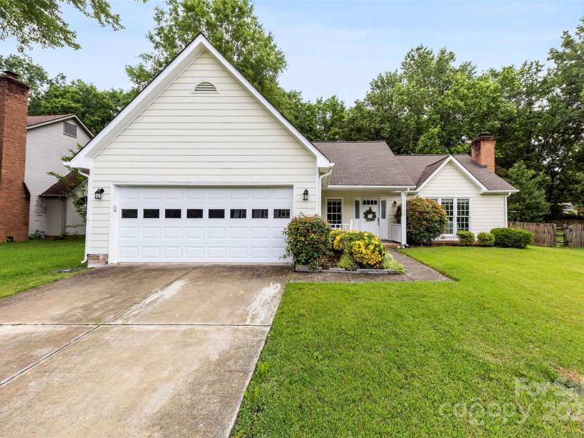 13324 Kintyre Court, Matthews, NC 28105.  MLS# CAR4247681, YatesRealty ID 16488. 