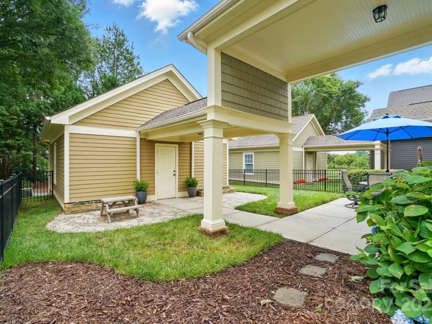 15714 Laurel Oak Crescent, Davidson, NC 28036.  MLS# CAR4255864, YatesRealty ID 16490. 