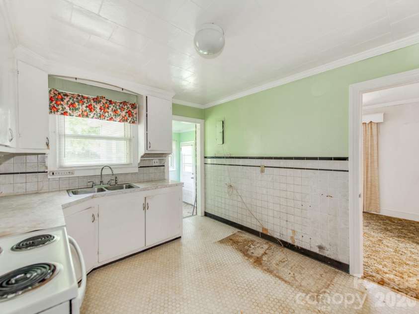 350 Raleigh Street, Concord, NC 28027.  MLS# CAR4405166, YatesRealty ID 16490. 