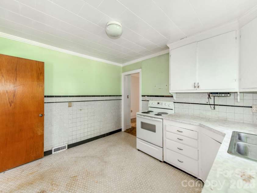 350 Raleigh Street, Concord, NC 28027.  MLS# CAR4405166, YatesRealty ID 16490. 