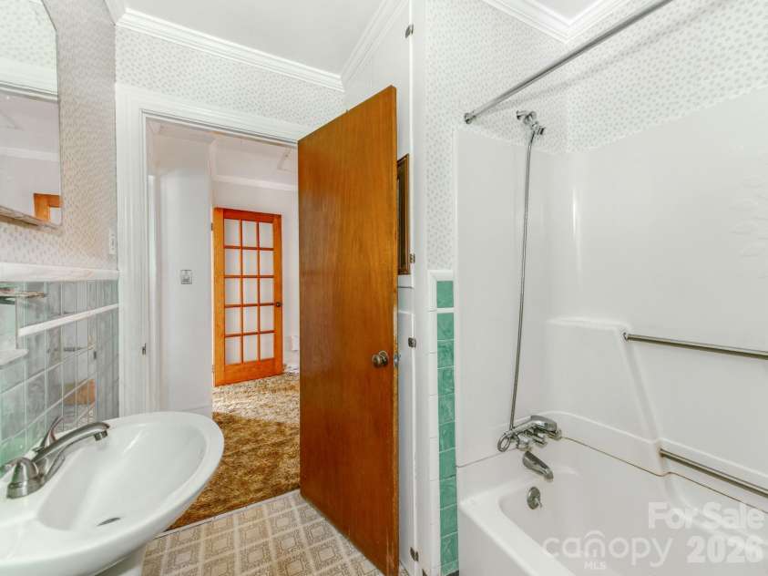 350 Raleigh Street, Concord, NC 28027.  MLS# CAR4405166, YatesRealty ID 16490. 