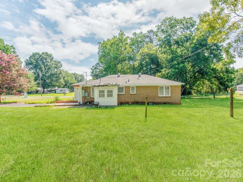 350 Raleigh Street, Concord, NC 28027.  MLS# CAR4405166, YatesRealty ID 16490. 