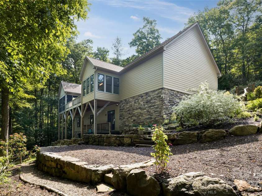 55 Highland Drive, Black Mountain, NC 28711.  MLS# CAR4266390, YatesRealty ID 16491. 