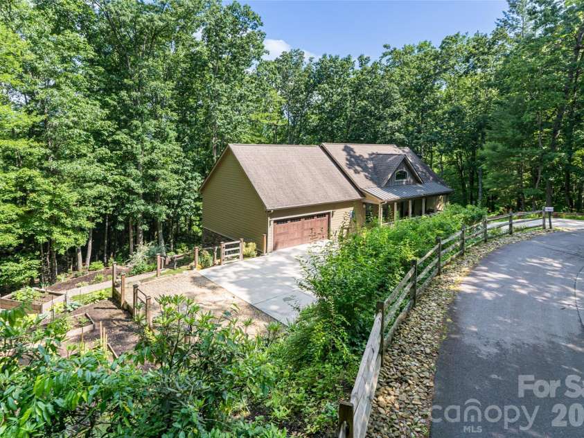 55 Highland Drive, Black Mountain, NC 28711.  MLS# CAR4266390, YatesRealty ID 16491. 